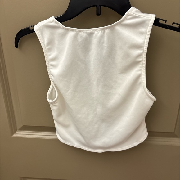 White Fox Boutique White Ring Detail Crop Top - Picture 2 of 2
